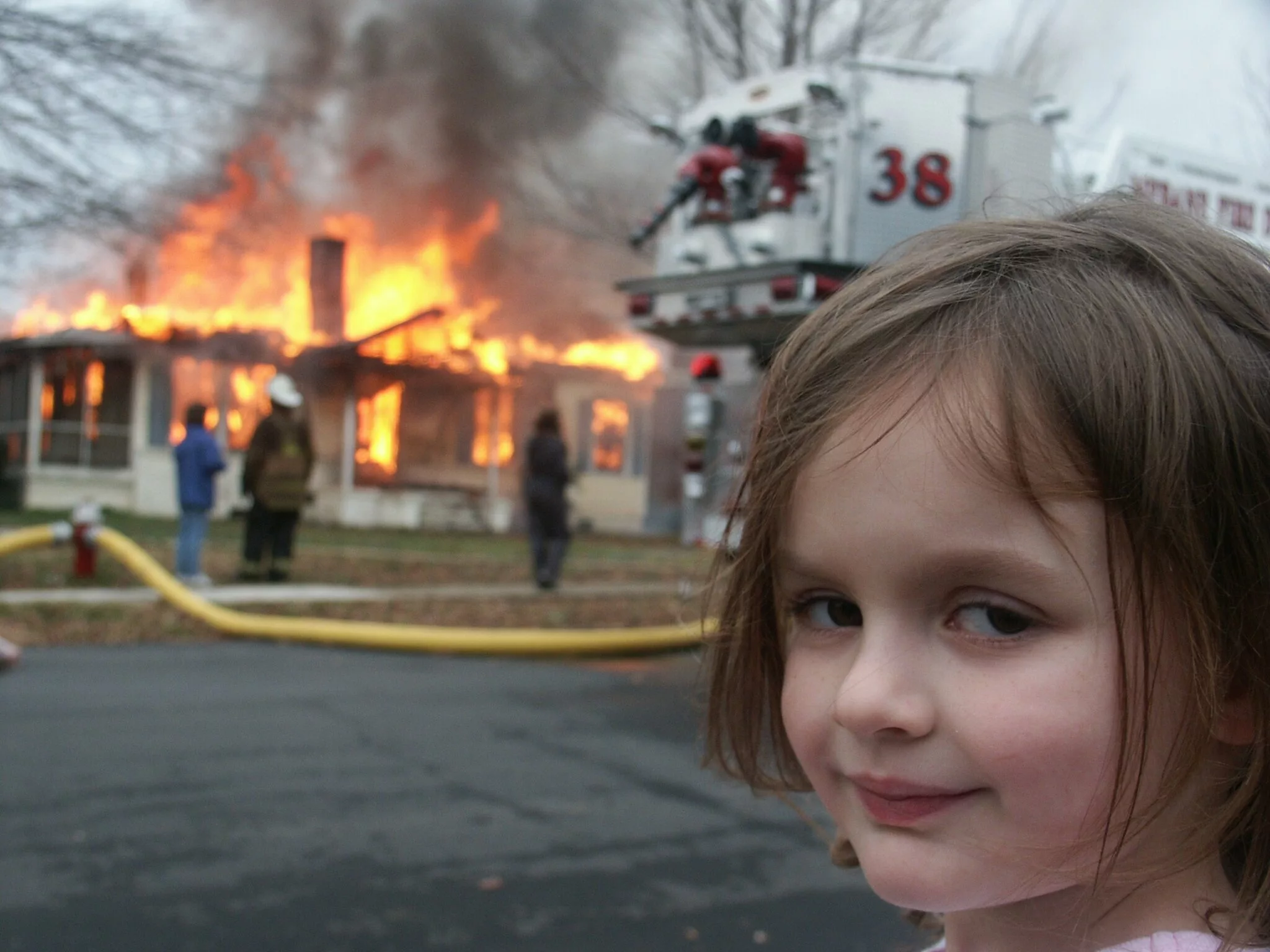 Mädchen mit verstohlenem Blick schaut in Kamera mit Brand im Hintergrund (von einem bekannten Meme)