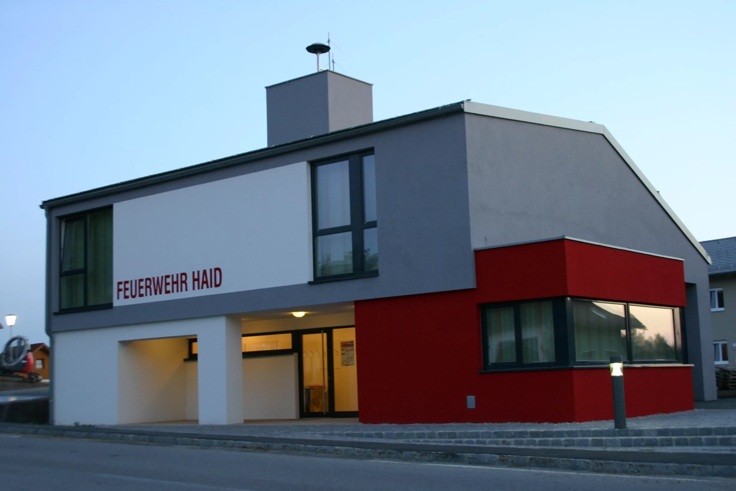 Feuerwehrhaus der FF Haid am Abend