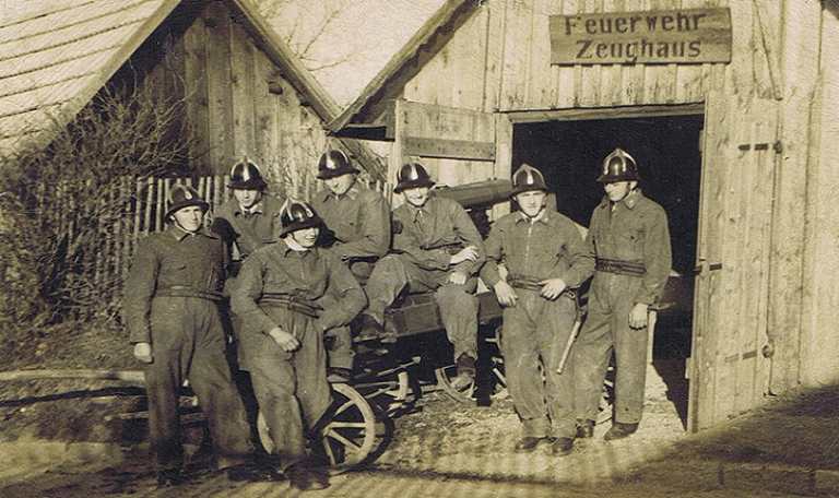 Foto einiger Kameraden vor dem ersten Zeughaus