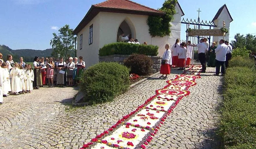 Blumenteppich in Königswiesen zu Fronleichnam